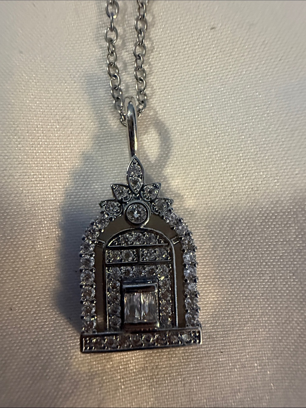 NWOT Silver/crystal House necklace